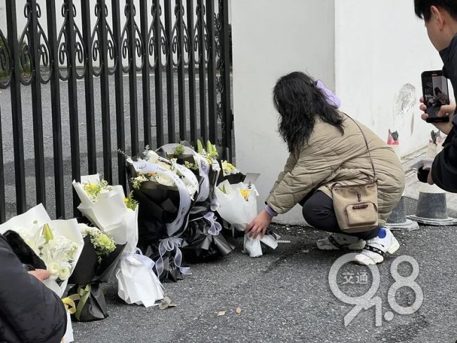 娃哈哈总部有人献花 摆放AD钙奶缅怀宗庆后